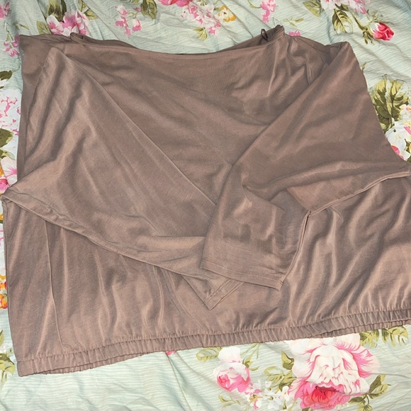 LIKE NEW OFF SHOULDER EXPRESS BLOUSE - Picture 2 of 3